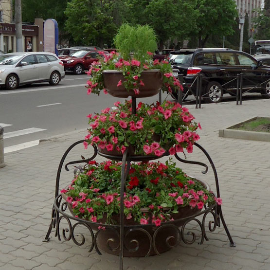 Уличные вазоны для цветов из металла фото
